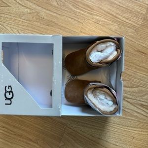 -UGG SIZE INFANT/Toddler Small. Color. Suede brown